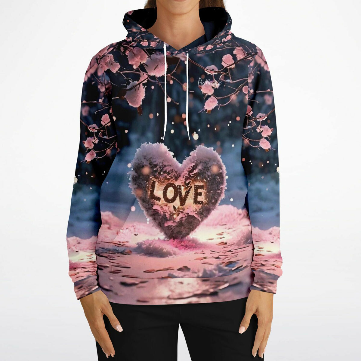 Dreamer Hoodie Love Limited Edition mit romantischem Herz-Motiv in verschneiter Winterlandschaft für Kunstliebhaber