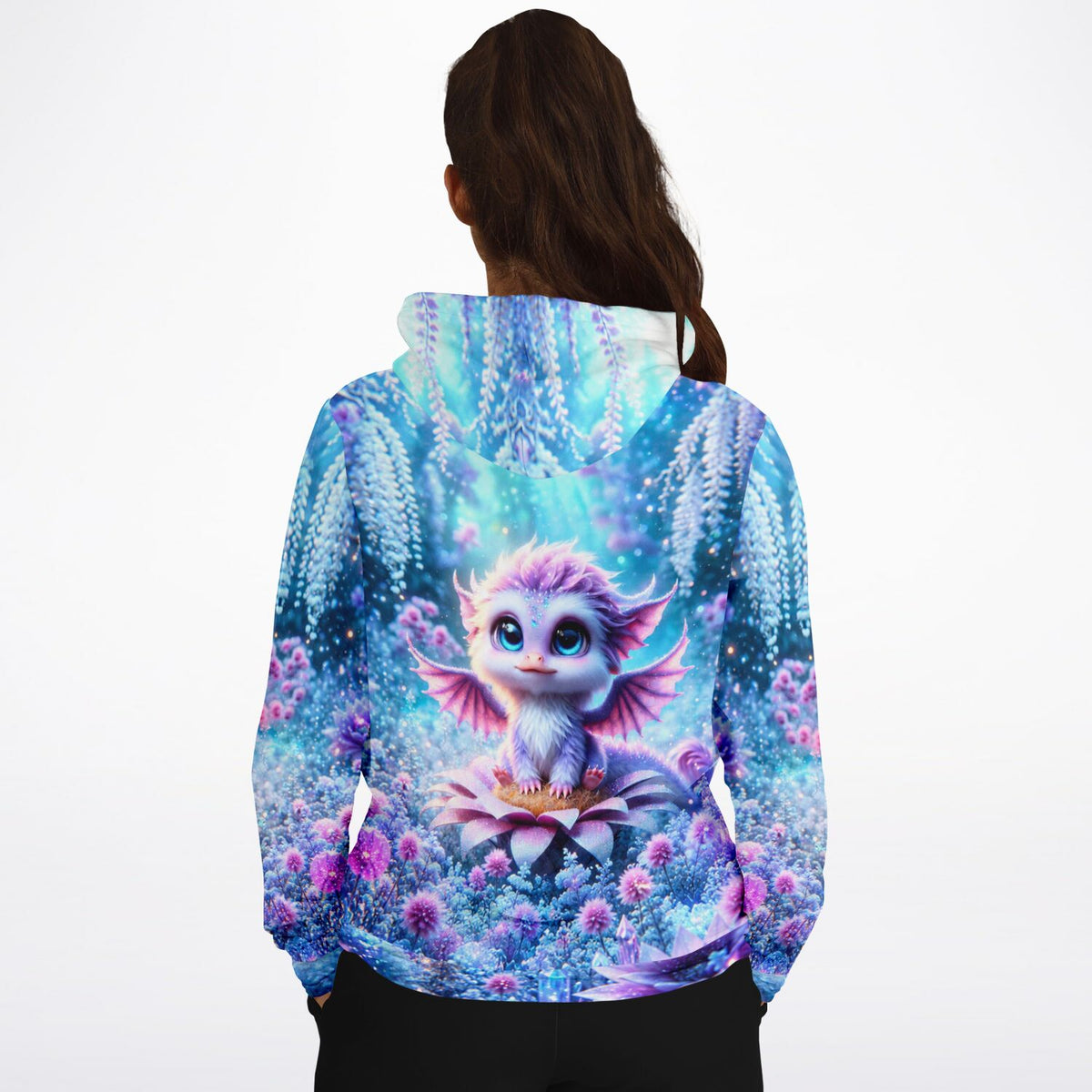 Hoodie mit süßem Drachen-Motiv in blau-lila Farbenwelt, inspiriert durch Diamond Painting und Malen nach Zahlen Kunst.