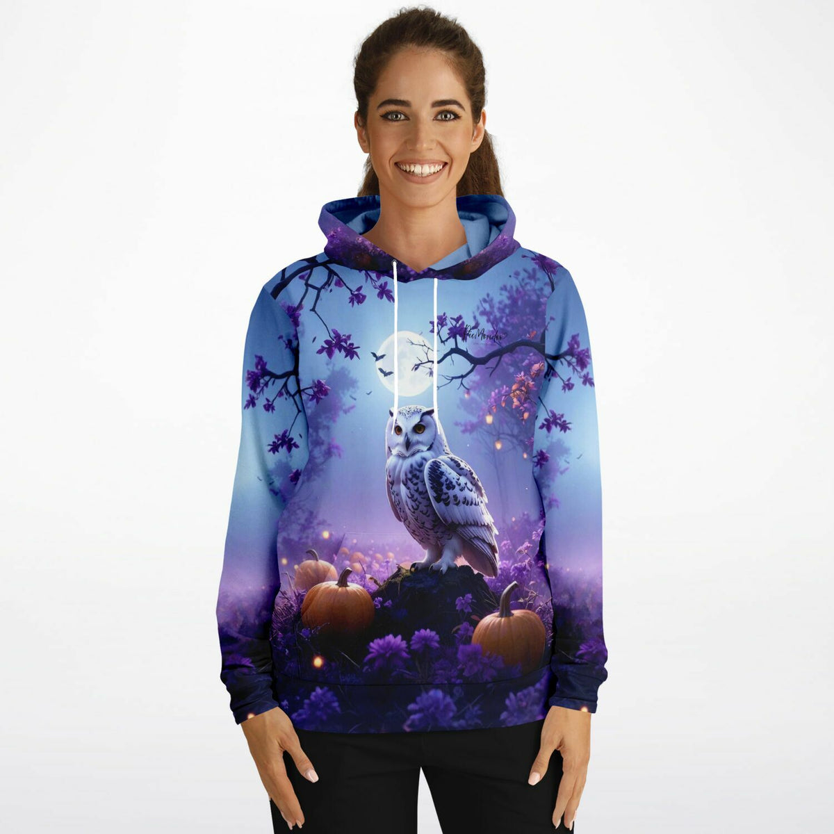 Frau trägt Dreamer Hoodie Nachtwächter mit Eulen-Motiv vor Mondschein-Hintergrund, perfekt für Diamond Painting Fans.