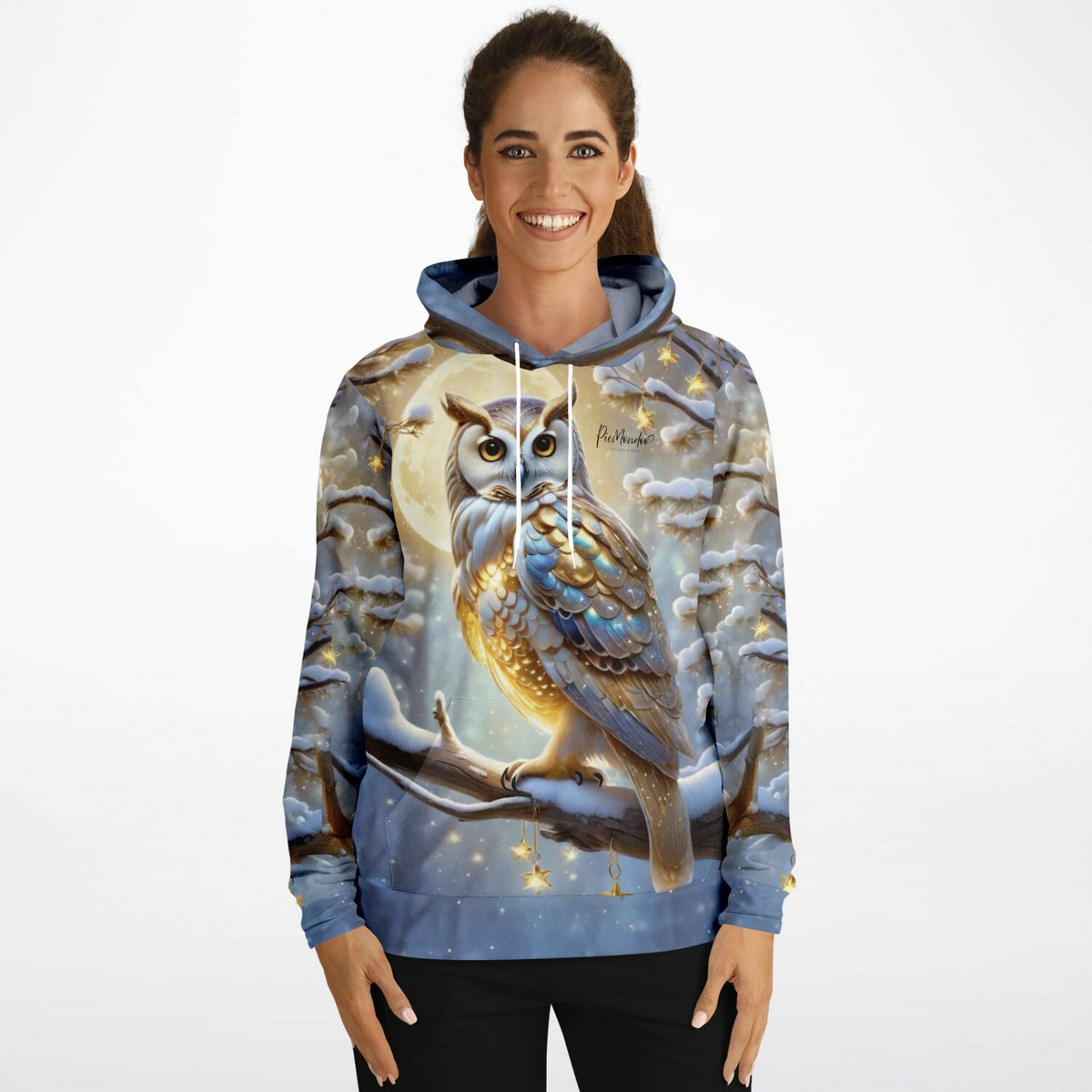 Frau trägt Hoodie mit Motiv Goldene Schneeeule im Winter-Design, passend zu Diamond Painting und Malen nach Zahlen Sets.