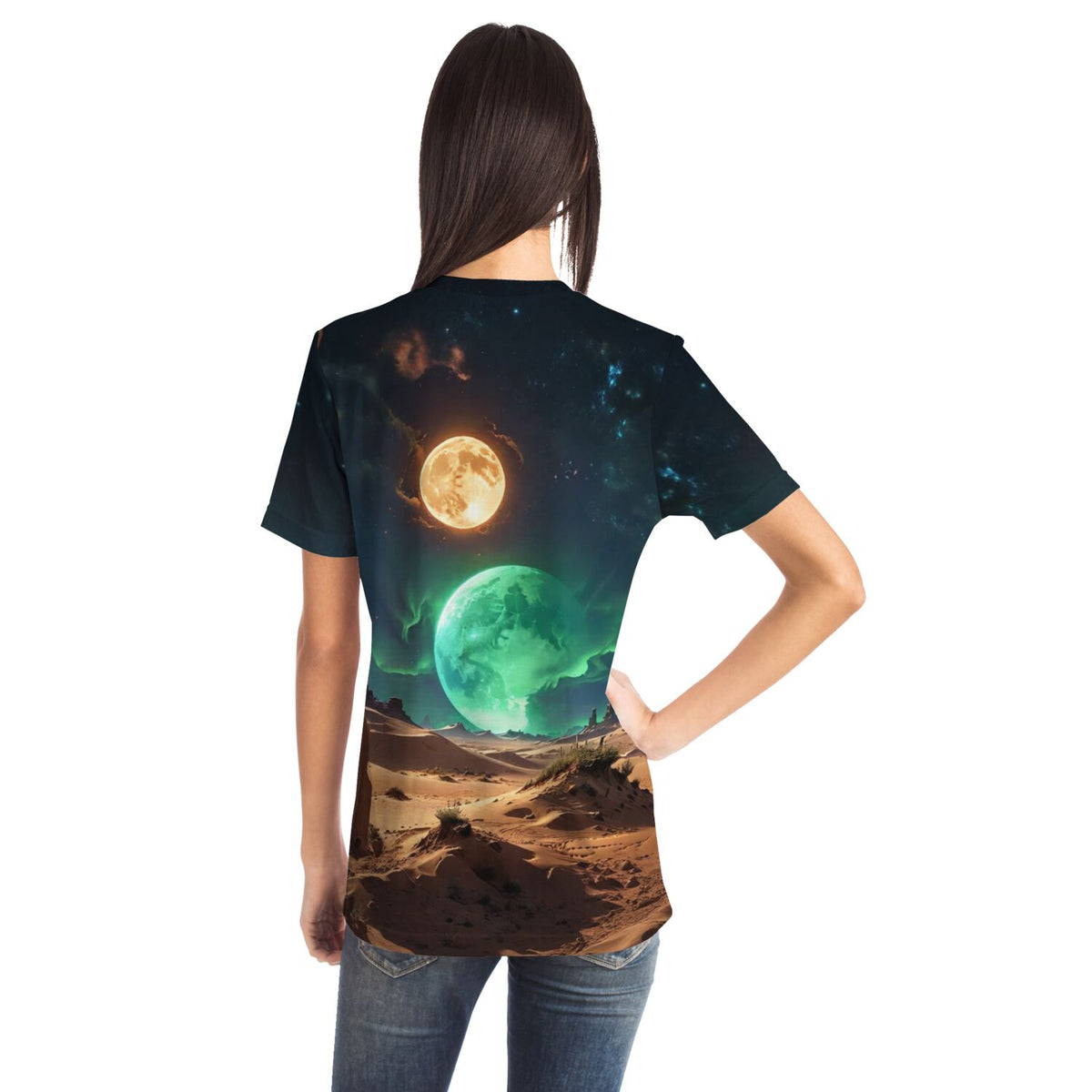 Frau trägt Dreamer T-Shirt mit Weltraum-Landschaft, Mond und Wüste – ideal für Fans von Malen nach Zahlen und Diamond Painting