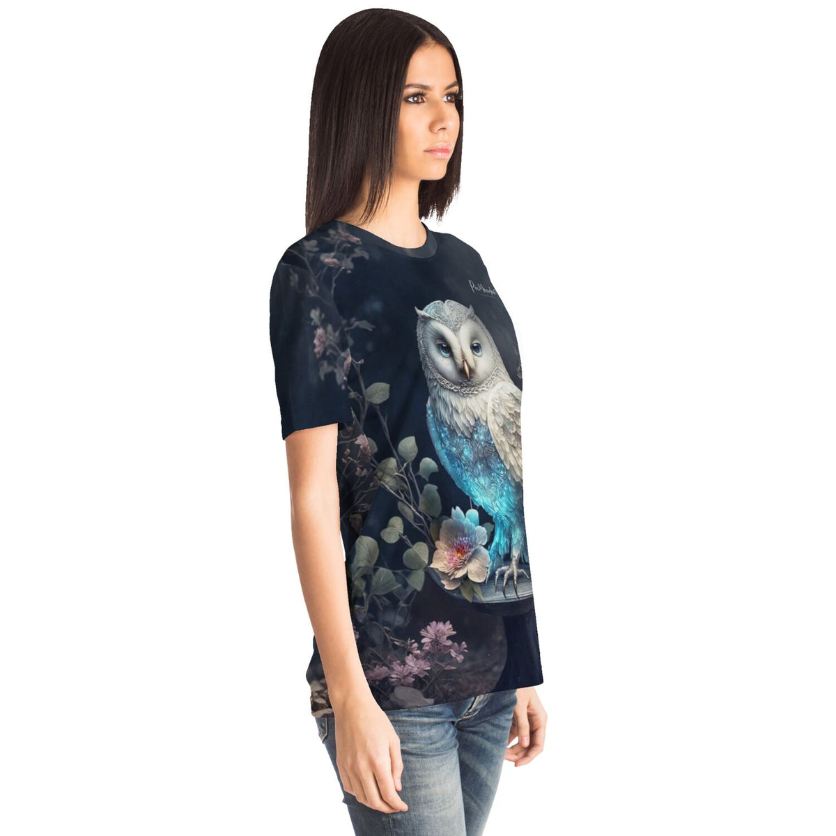 Frau trägt Dreamer T-Shirt mit mystischem Eule-Motiv, inspiriert durch Diamond Painting und Malen nach Zahlen Designs