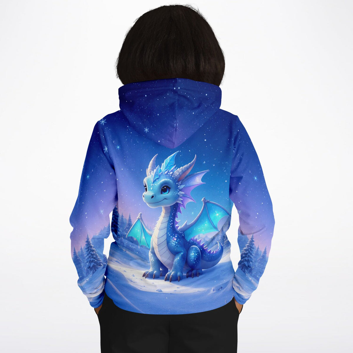 Hoodie mit blauem Drache Motiv im Winterwald, inspiriert von Diamond Painting Kunst und Malen nach Zahlen Designs.