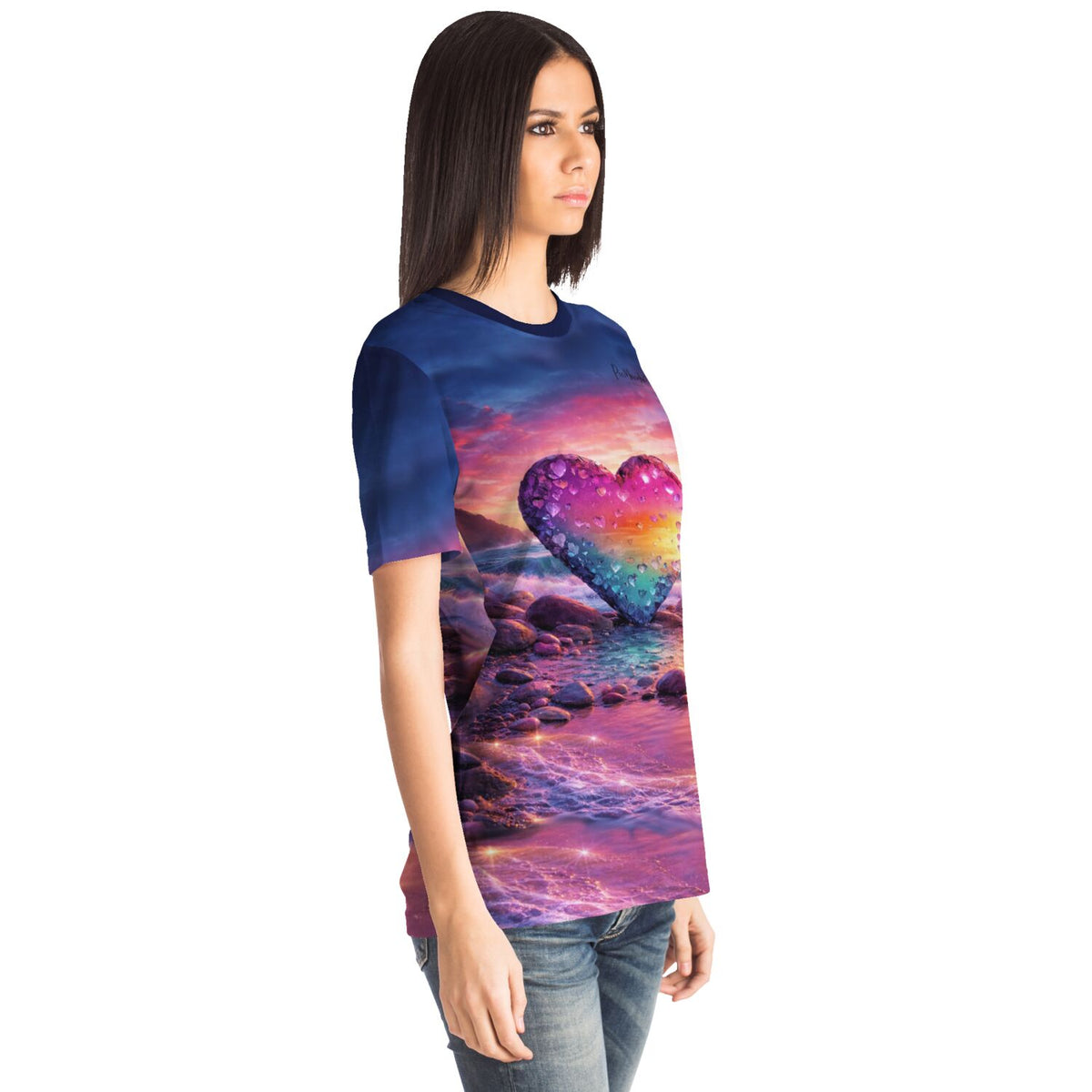 Frau trägt Dreamer T-Shirt mit Diamond Painting Herz-Motiv, bunten Farben und Glitzereffekt am Strand bei Sonnenuntergang