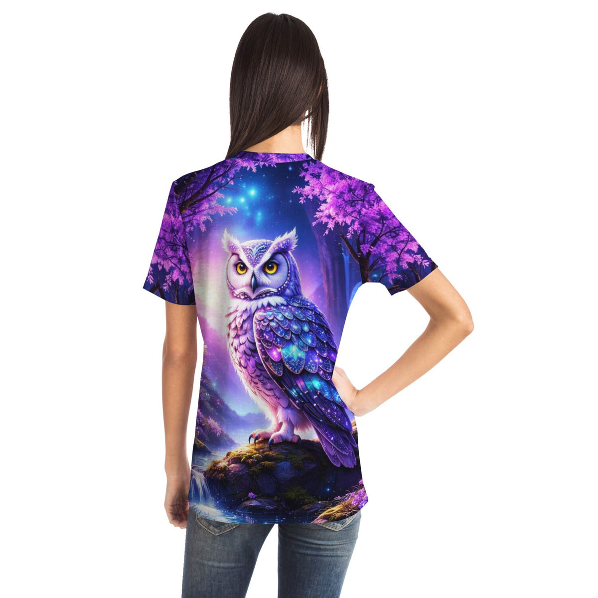 Frau trägt T-Shirt mit Eulen-Motiv im Stil unserer Diamond Painting Sets Hüterin der Dämmerung in leuchtendem Lila