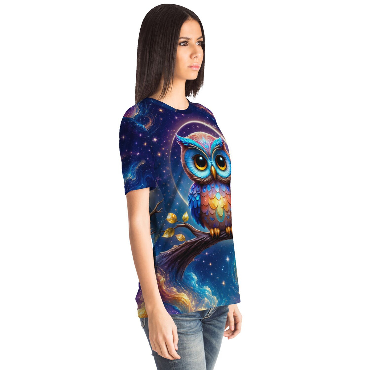 Frau trägt Dreamer T-Shirt mit buntem Eulen-Motiv im Stil unserer beliebten Diamond Painting und Malen nach Zahlen Sets