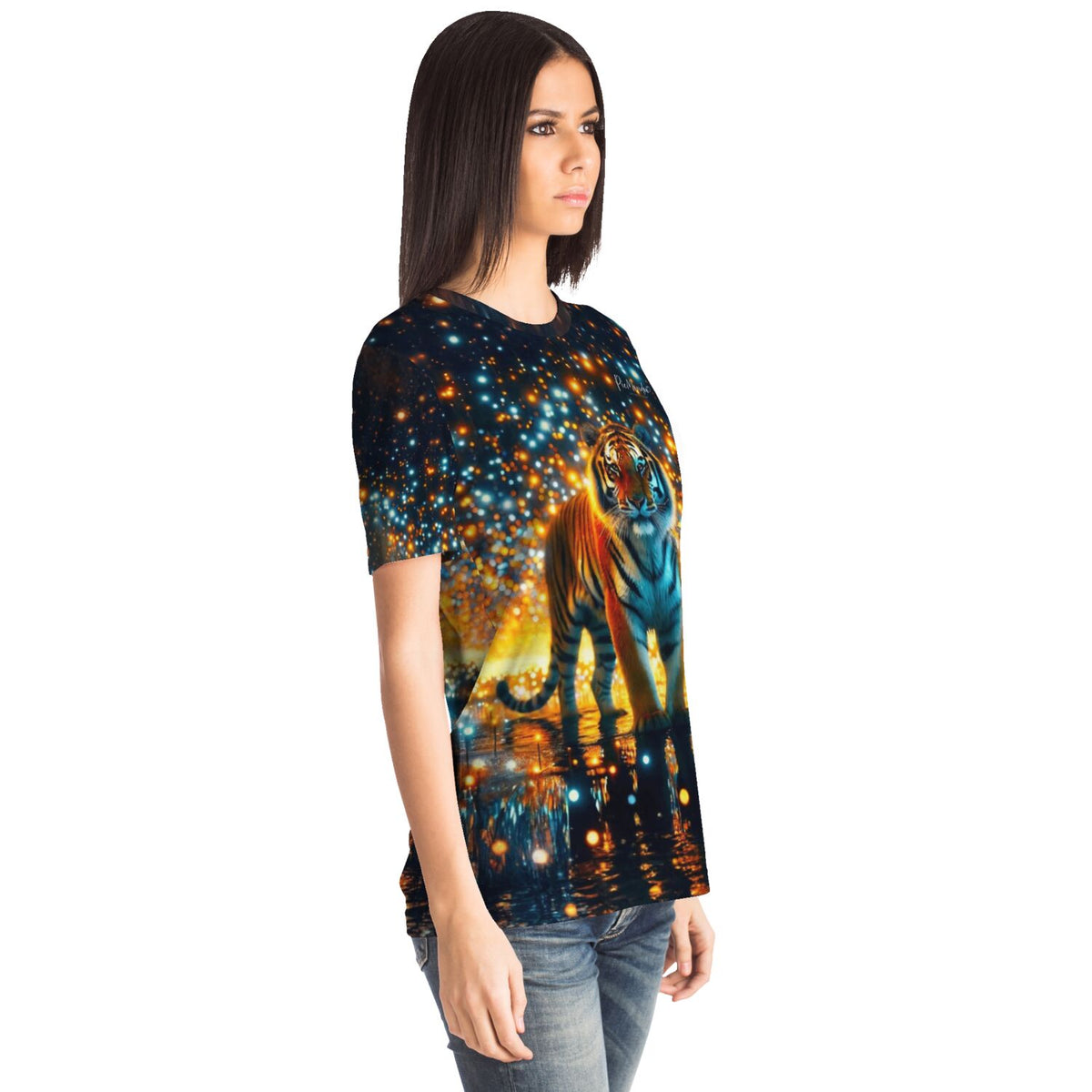 Frau trägt Dreamer T-Shirt Sternenwächter mit Tiger Motiv im Stil von Diamond Painting und Malen nach Zahlen Designs
