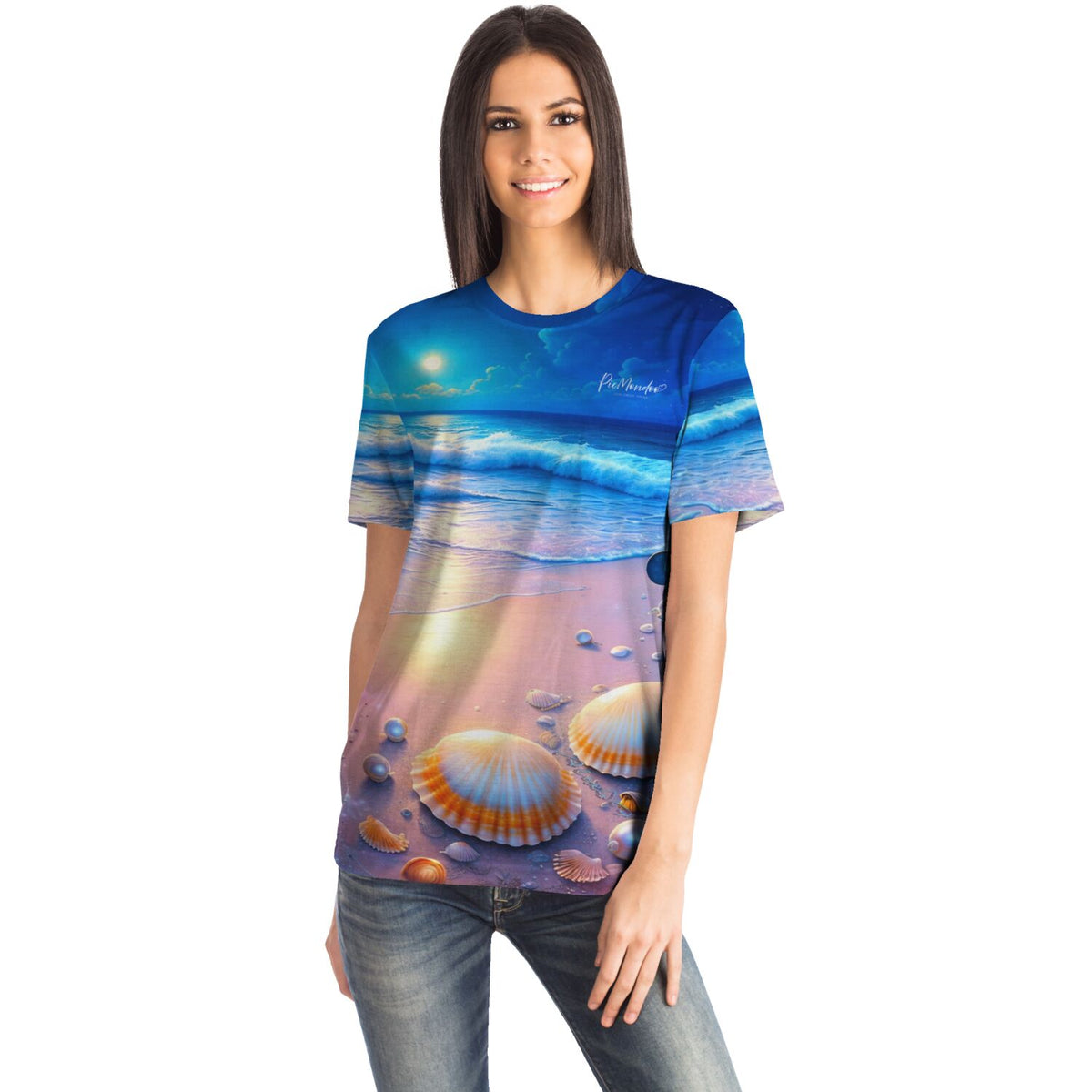 Frau trägt ein T-Shirt mit Strand-Motiv in Nachtglanz, ideal für Fans von Diamond Painting und kreativen Designs.