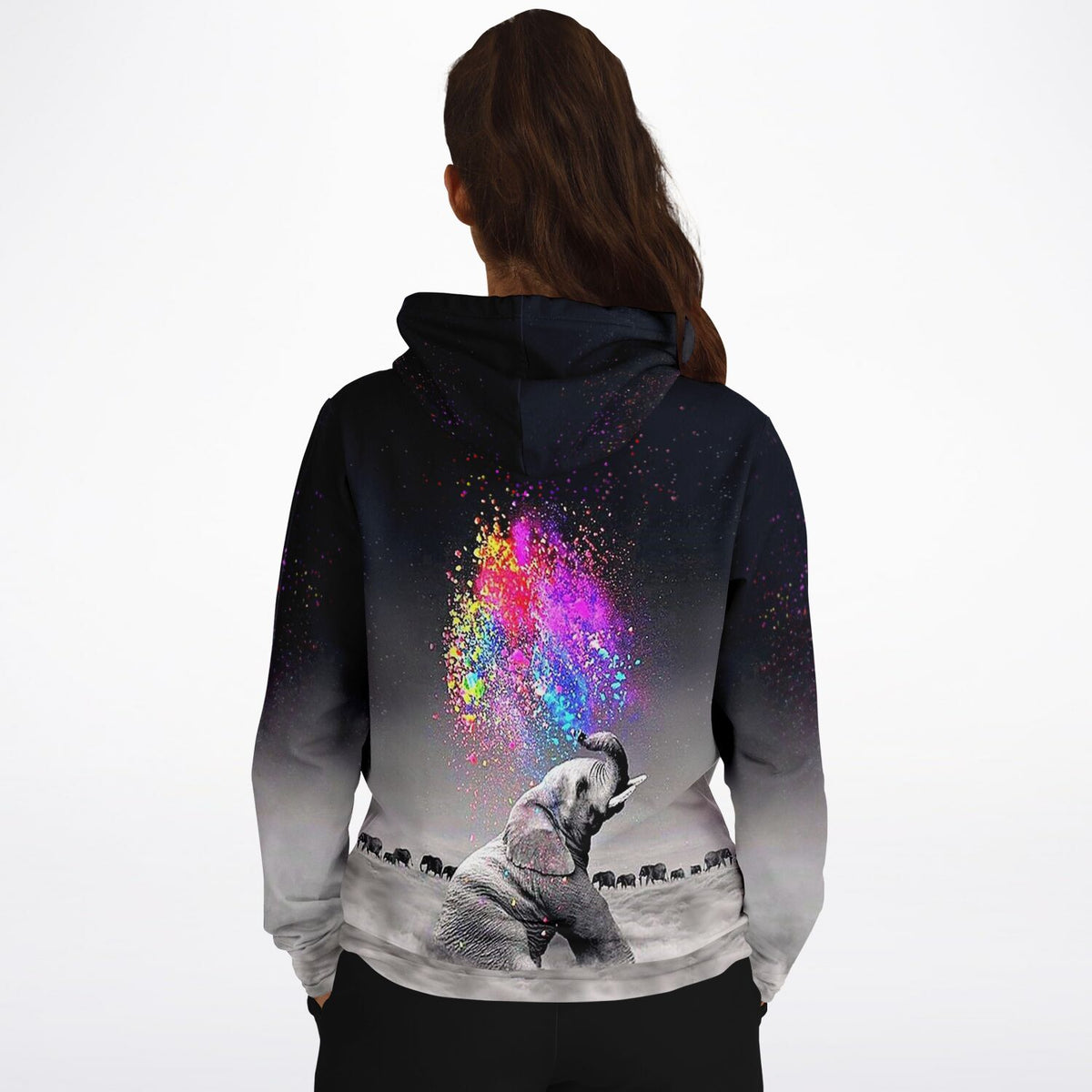 Dreamer Hoodie mit farbenfrohem Elefant-Motiv beim Farbenspiel, ideal passend zu Diamond Painting und Malen nach Zahlen