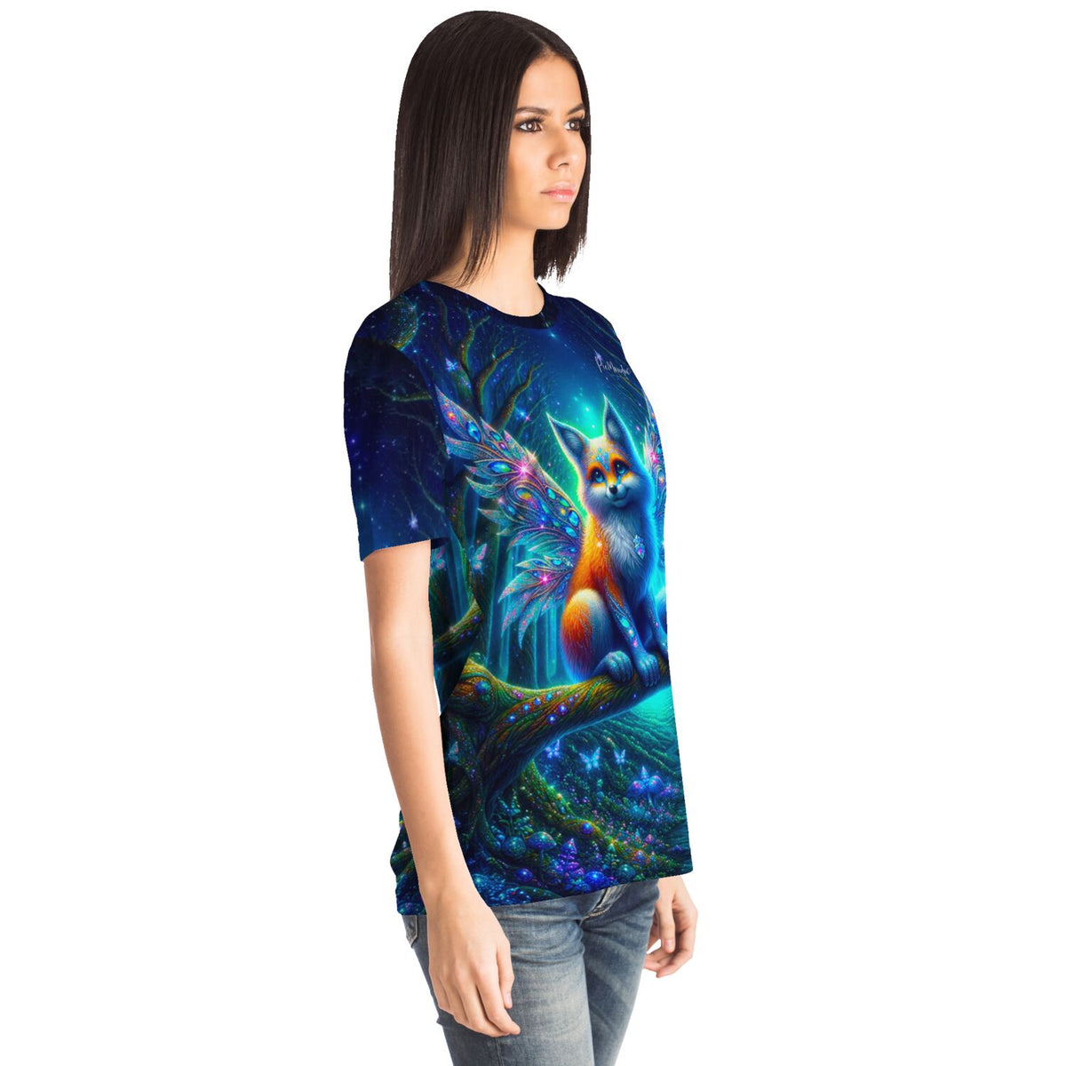 Frau trägt T-Shirt mit magischem Feenfuchs-Motiv, inspiriert durch Diamond Painting und Malen nach Zahlen Kunststile.