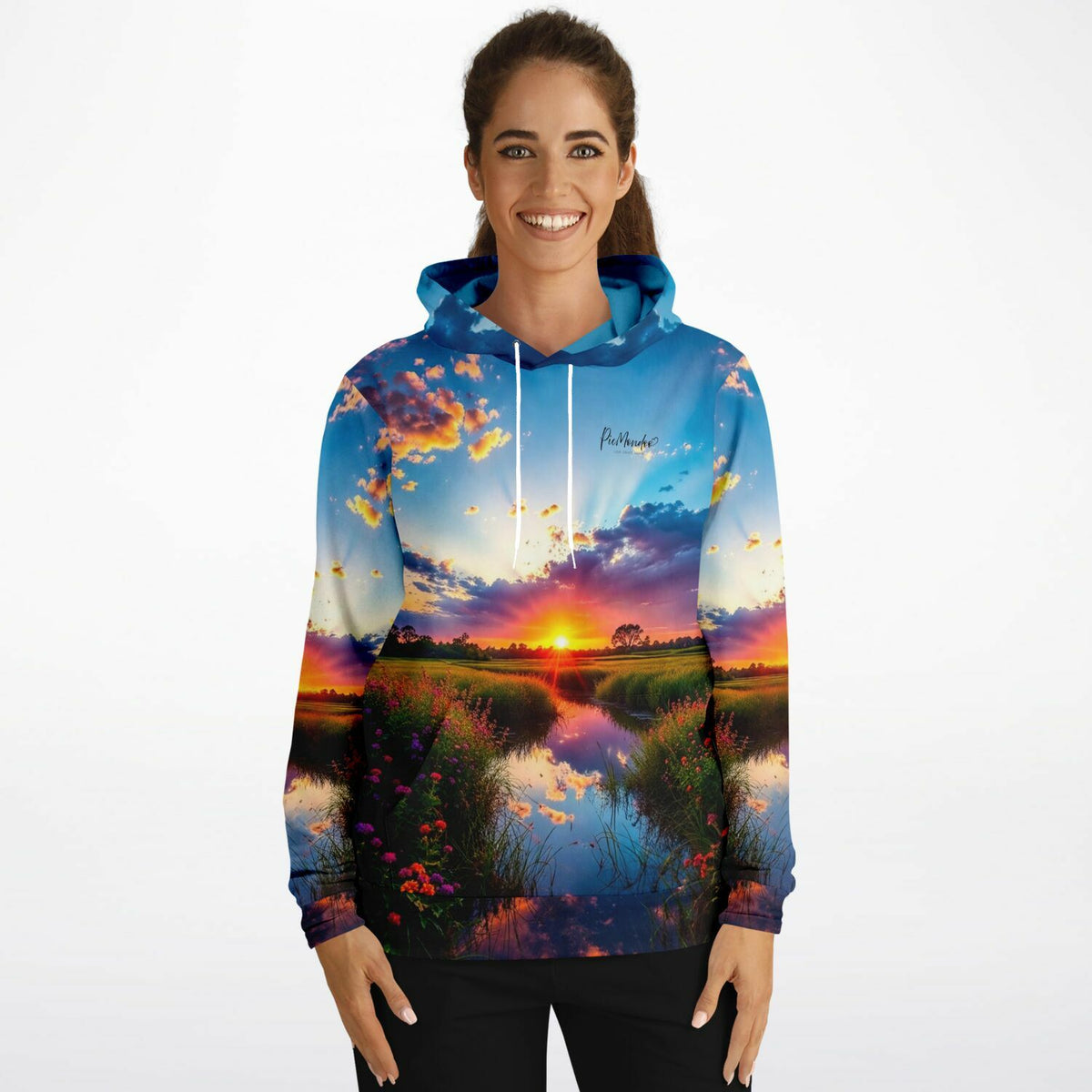 Frau trägt Dreamer Hoodie mit Morgenrot Motiv, inspiriert von unseren Diamond Painting und Malen nach Zahlen Designs.