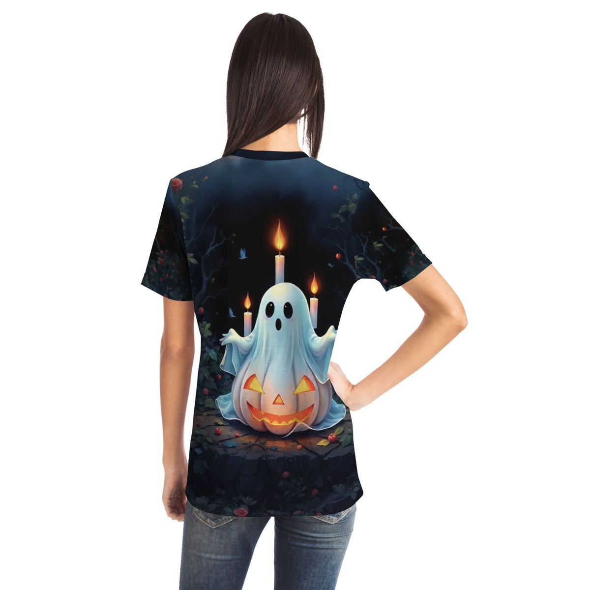 T-Shirt Rückansicht mit künstlerischem Halloween-Motiv: Geist, Kürbis-Lampion und brennende Kerzen im dunklen Wald