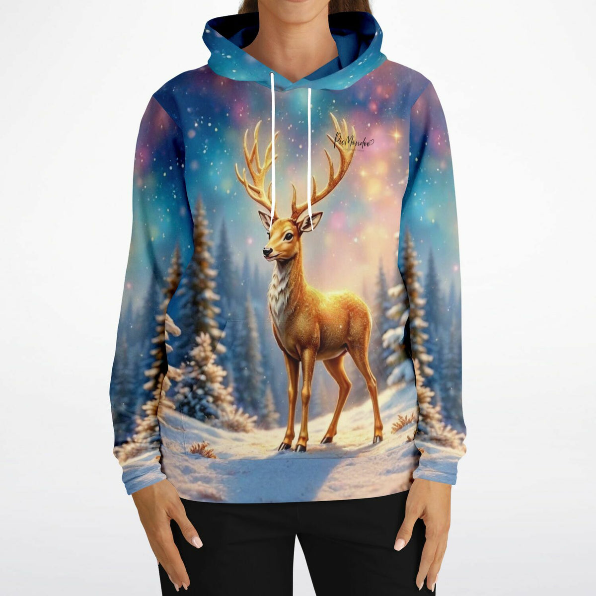 Dreamer Hoodie mit goldenem Hirsch Motiv vor winterlicher Waldlandschaft, perfekt für Fans von Diamond Painting Kunst