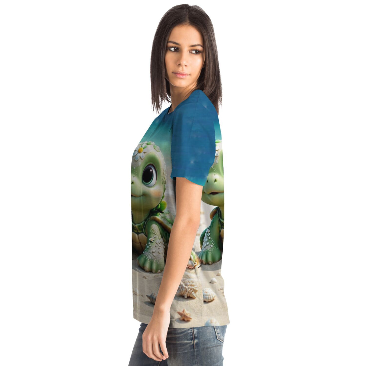 Frau trägt blaues T-Shirt mit niedlichem Sunny Schildi Motiv, inspiriert von süßen Diamond Painting und Malen nach Zahlen