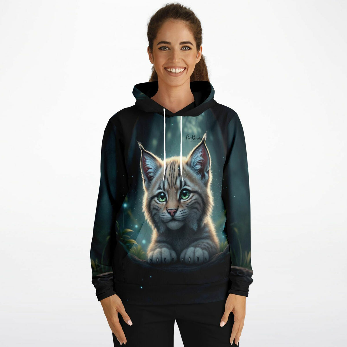 Frau trägt Dreamer Hoodie Seele des Waldes mit niedlichem Luchs-Motiv im Stil unserer Diamond Painting Kollektionen