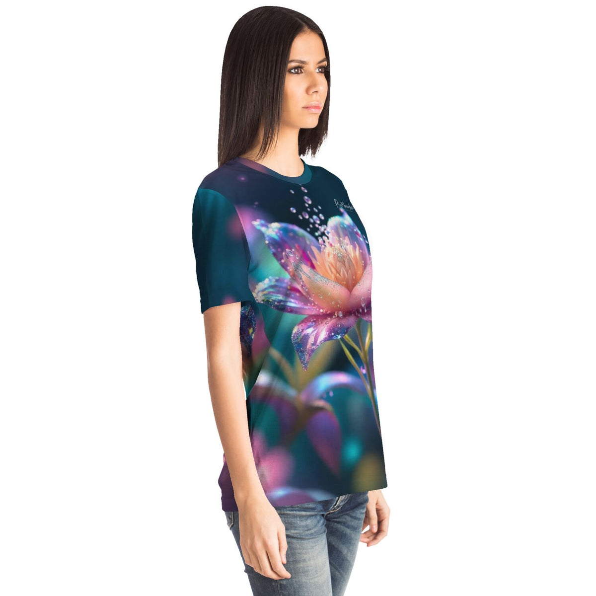 Frau trägt Dreamer T-Shirt mit Sternentau-Blumenmotiv im Stil von Diamond Painting und Malen nach Zahlen Designs