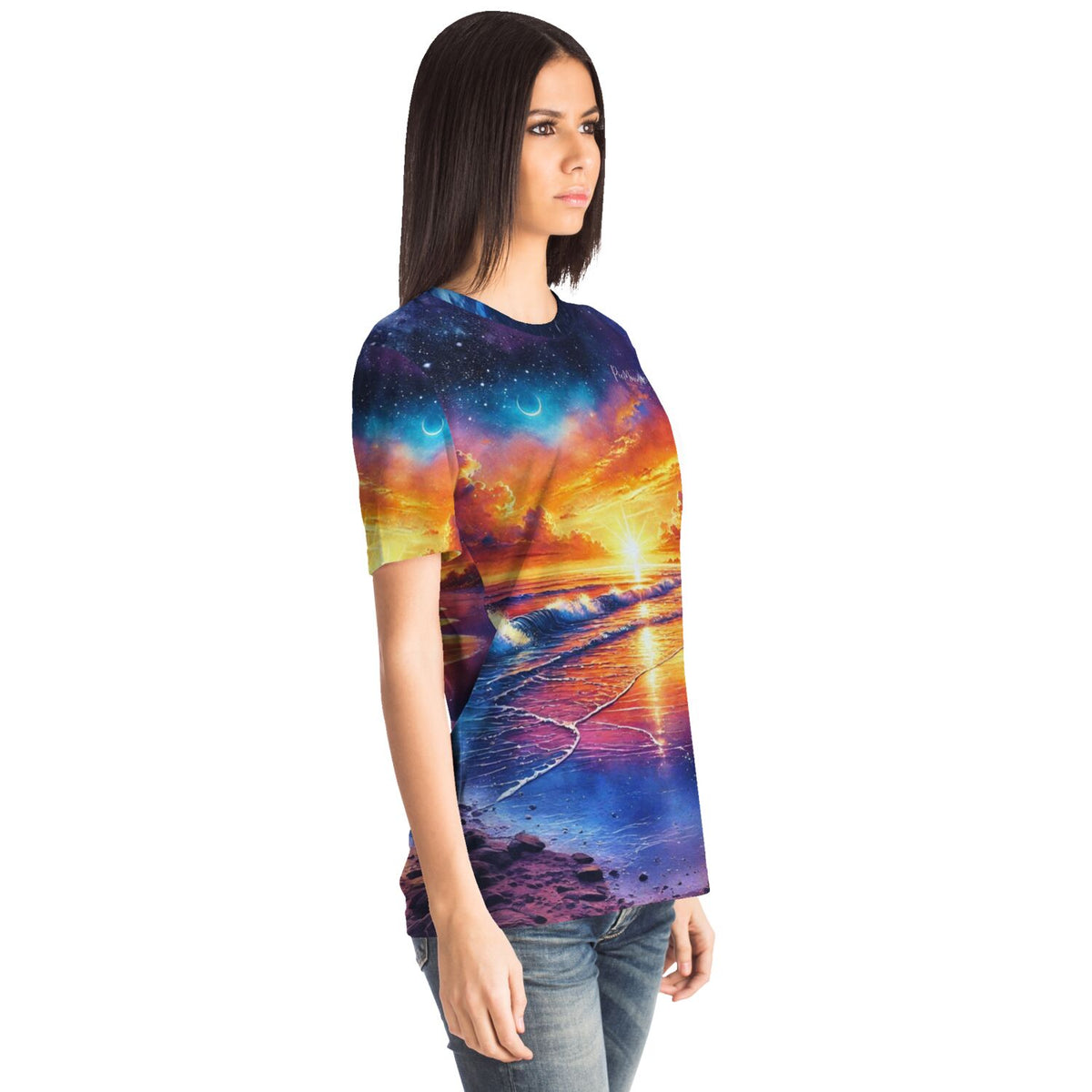 Frau trägt Dreamer T-Shirt mit buntem Sonnenuntergangs-Motiv, inspiriert von Diamond Painting und Malen nach Zahlen Kunst.