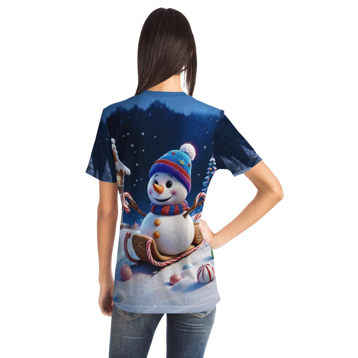 Frau trägt T-Shirt mit weihnachtlichem Schneemann-Motiv, das perfekt zu unseren Diamond Painting Sets passt.