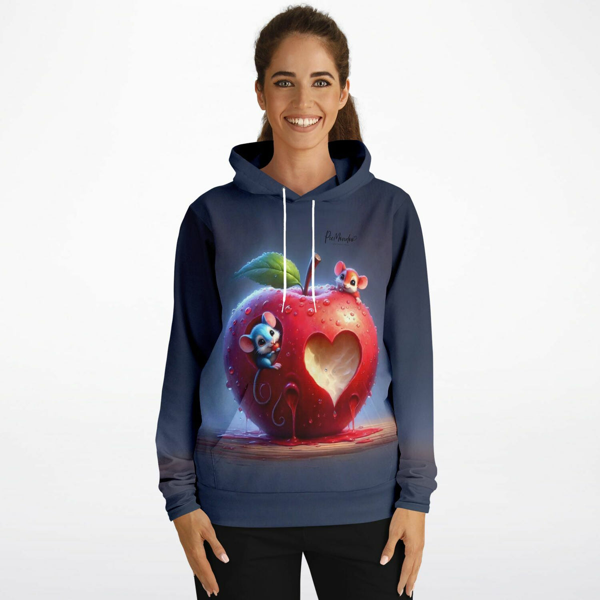 Frau trägt dunkelblauen Dreamer Hoodie mit Motiv Liebe im Mäusehaus, inspiriert von Diamond Painting und Malen nach Zahlen