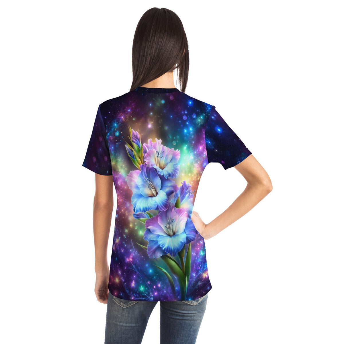 Frau trägt ein T-Shirt mit leuchtendem Blumen-Motiv, das stilistisch an ein Diamond Painting oder Malen nach Zahlen erinnert.
