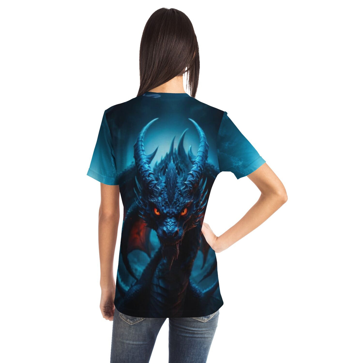 Frau trägt blaues T-Shirt mit rotem Drachen-Motiv, perfekt für Fans von Diamond Painting und Malen nach Zahlen Drachen