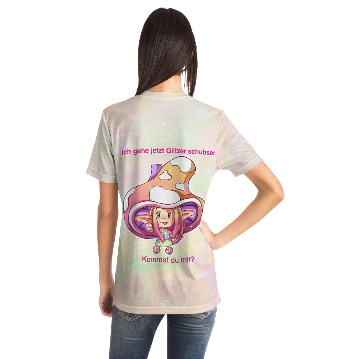 Frau trägt Dreamer T-Shirt mit Moni Shroomi Pilz-Motiv und Schriftzug Ich gehe jetzt Glitzer schubsen passend zum Hobby