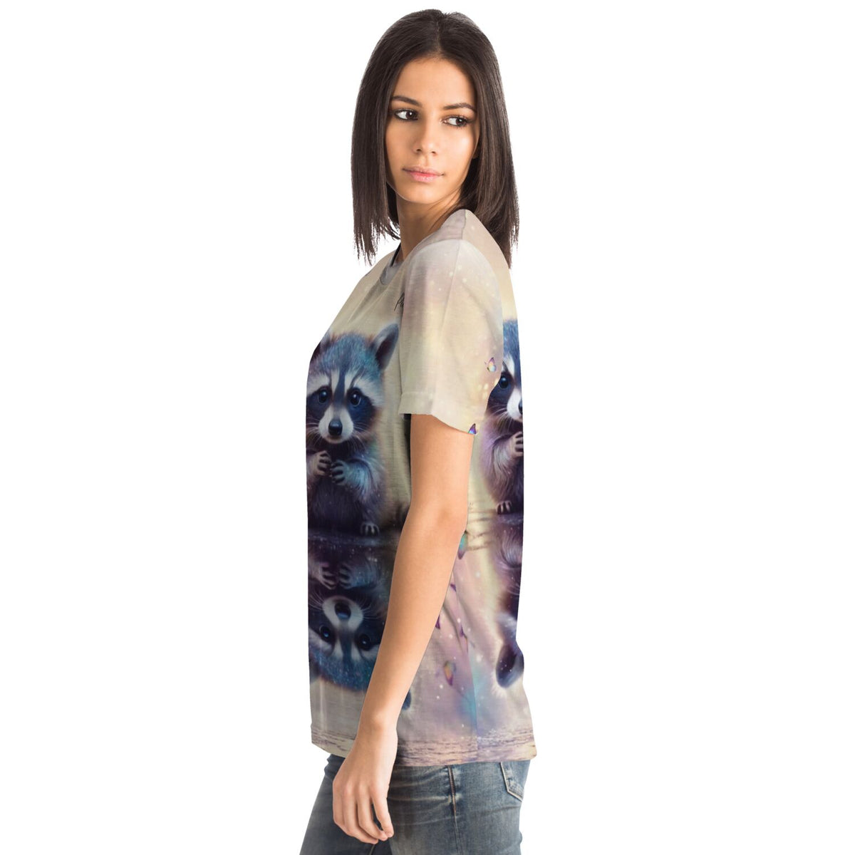 Frau trägt Dreamer T-Shirt mit Waschbär Bubby Motiv im Stil von Malen nach Zahlen und Diamond Painting Kunstwerken
