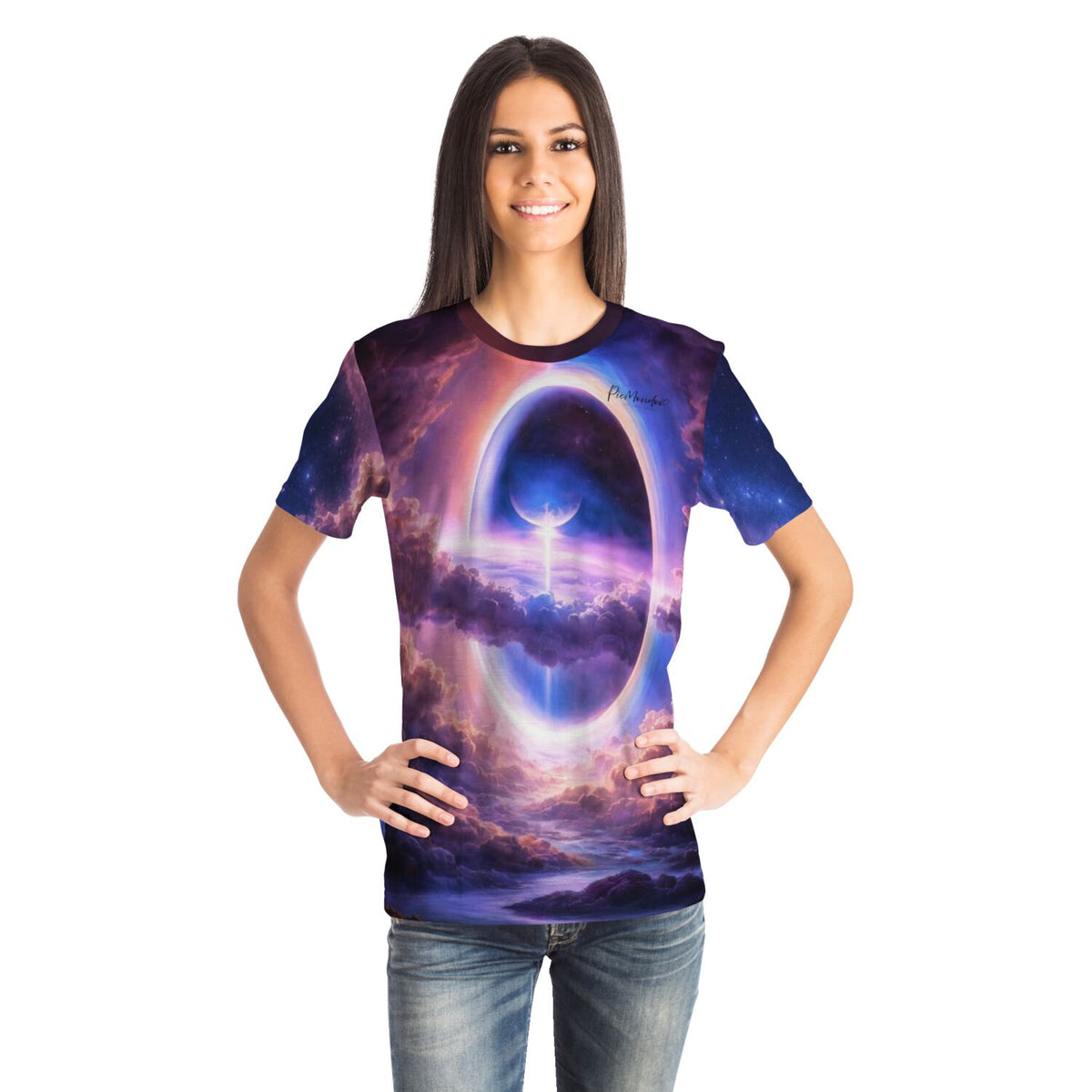 Frau trägt Dreamer T-Shirt mit mystischem Tor in die andere Welt Motiv im Stil unserer Diamond Painting Kunstwerke.