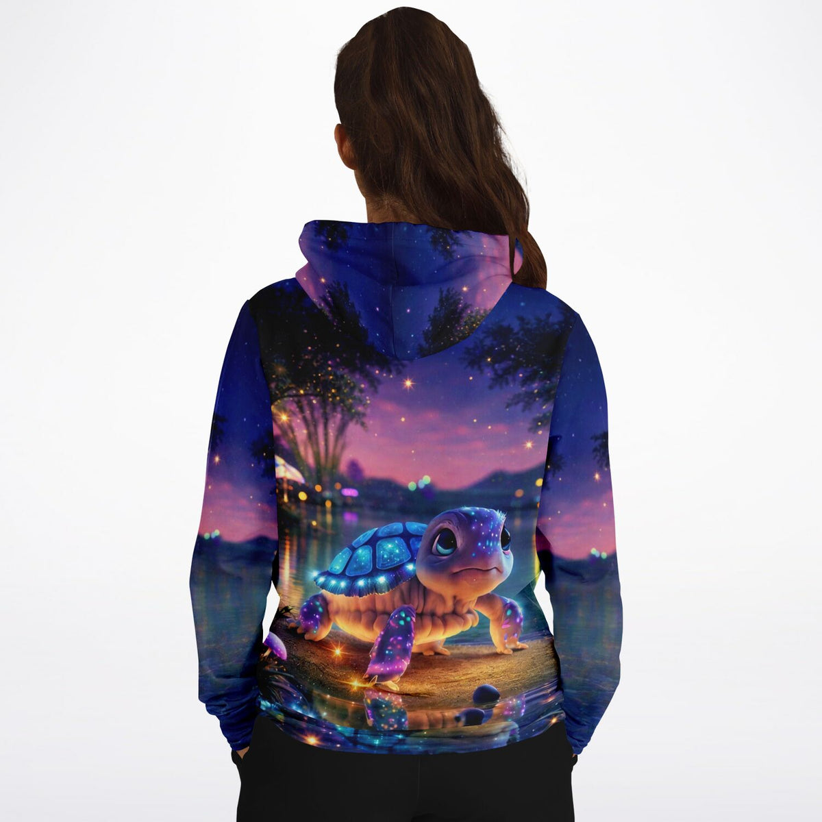 Dreamer Hoodie mit funkelndem Schildkröte-Motiv in Diamond Painting Optik vor nächtlicher Traumlandschaft