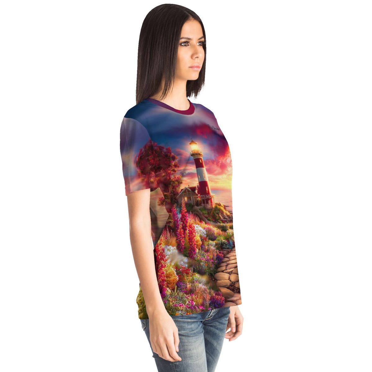 Frau trägt Dreamer T-Shirt mit Leuchtturm-Motiv im Stil von Diamond Painting und Malen nach Zahlen Designs