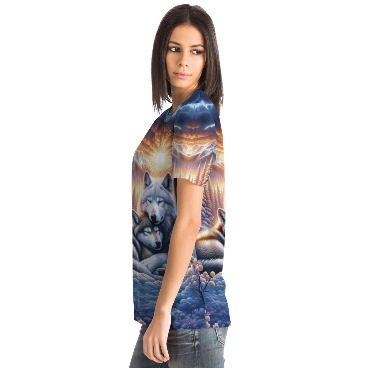 Frau trägt Dreamer T-Shirt mit Wolf-Motiv und Sonnenaufgang, inspiriert von Diamond Painting und Malen nach Zahlen Kunst