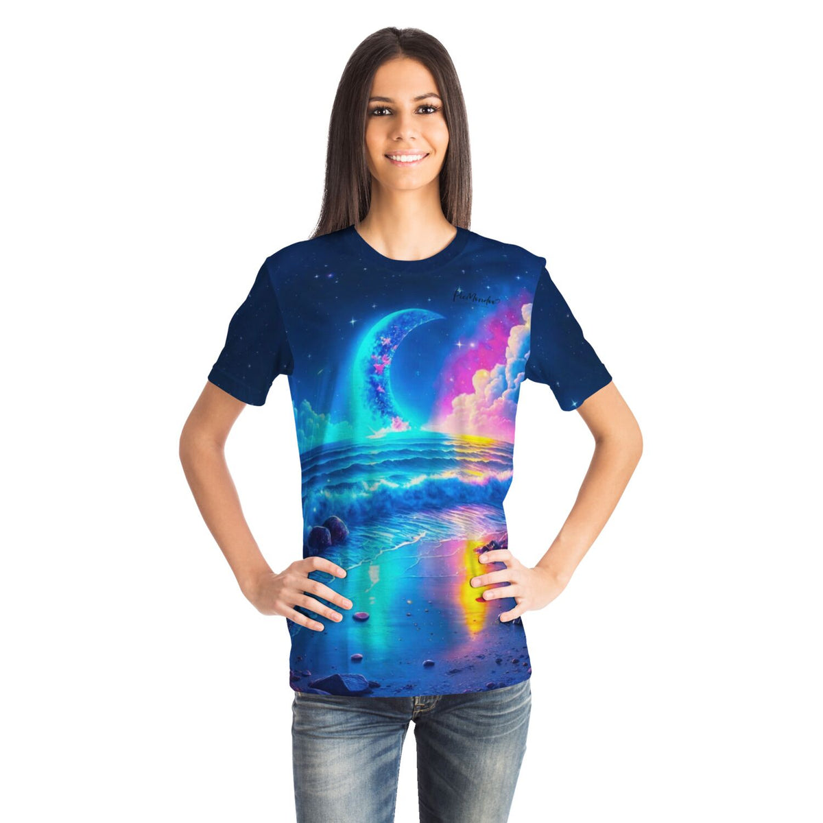 Frau trägt Dreamer T-Shirt mit buntem Strand-im-Mondschein-Motiv im Stil von Diamond Painting und Malen nach Zahlen