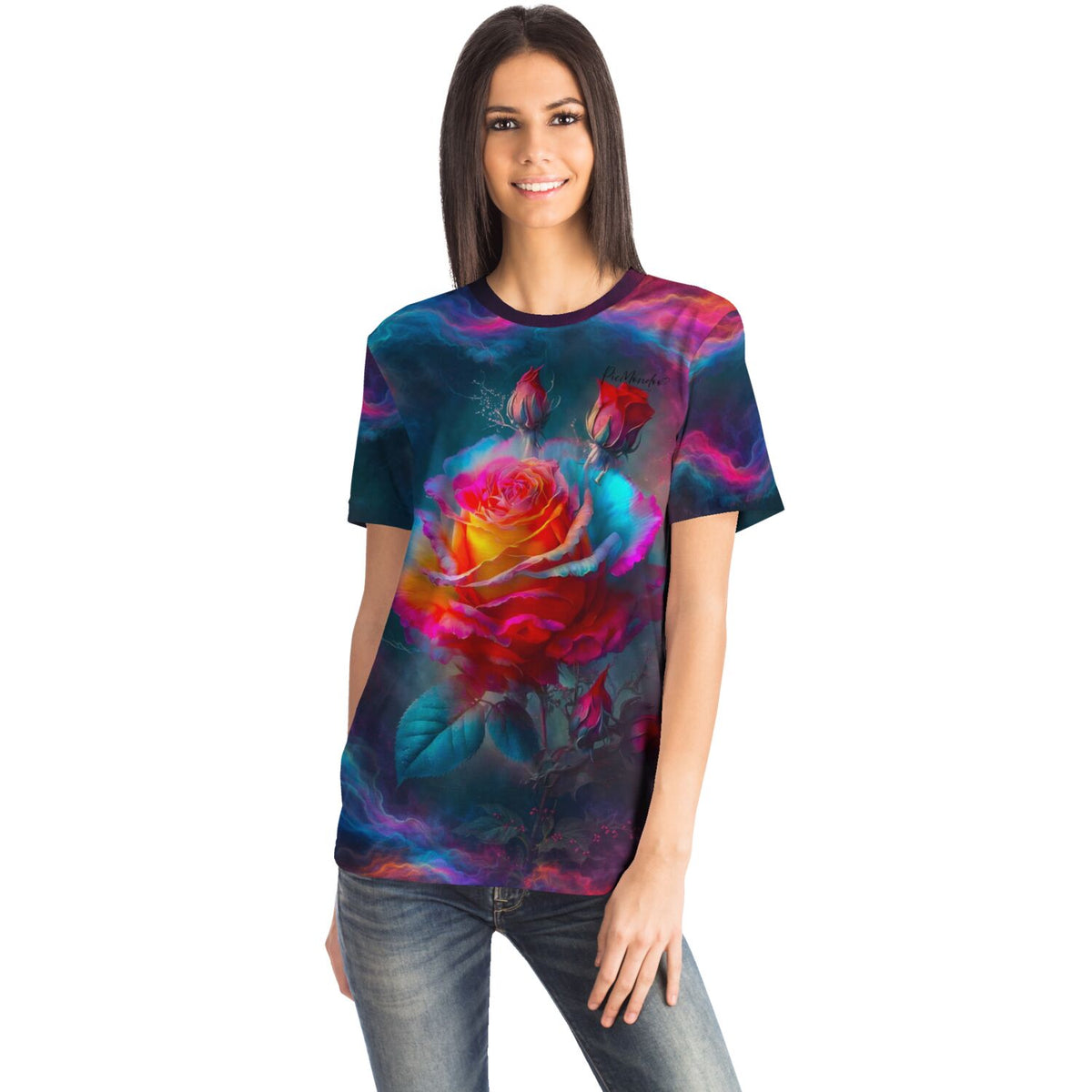 Frau trägt Dreamer T-Shirt mit buntem Rosenblüten Motiv, inspiriert von den Farben unserer beliebten Diamond Painting Sets