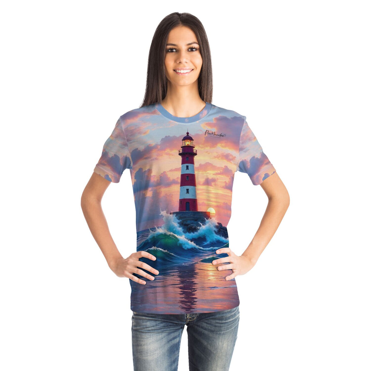 Frau trägt Dreamer T-Shirt mit Leuchtturm-Motiv passend zu Diamond Painting und Malen nach Zahlen Kunstwerken.