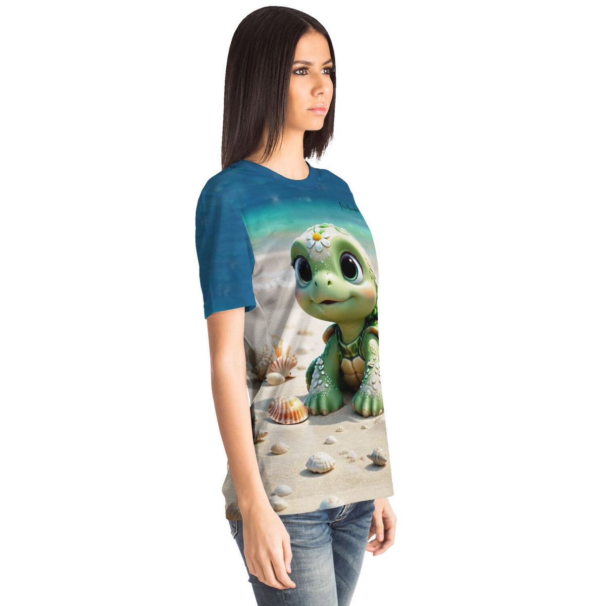 Frau trägt blaues T-Shirt mit niedlichem Schildkröten-Motiv, inspiriert von Diamond Painting und Malen nach Zahlen