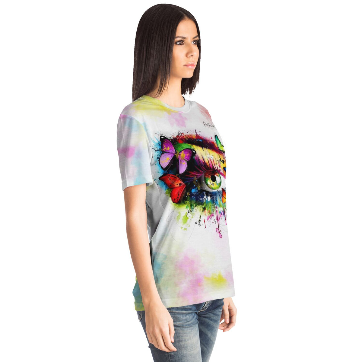 Frau trägt ein weißes T-Shirt mit buntem Eye of Butterflies Motiv im Stil von Diamond Painting und Malen nach Zahlen