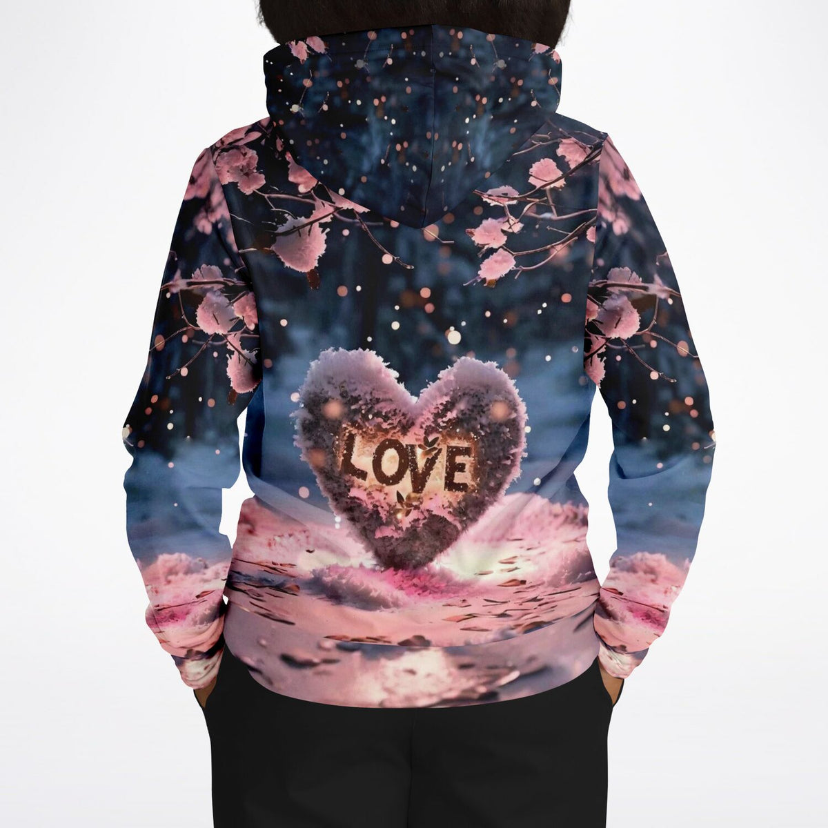 Dreamer Hoodie mit stimmungsvollem Herz-Motiv und LOVE Schriftzug im Winterwald-Design für kreative DIY-Fans