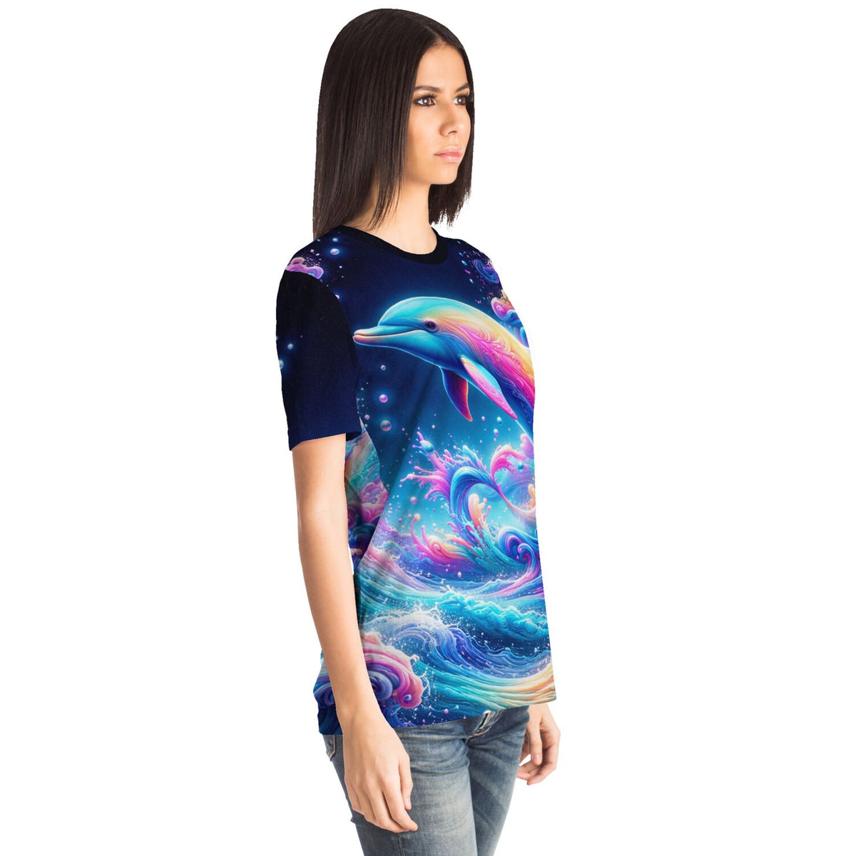 Frau trägt Dreamer T-Shirt mit buntem Delfin-Motiv im Farbenmeer, ideal für Fans von Malen nach Zahlen und Diamond Painting