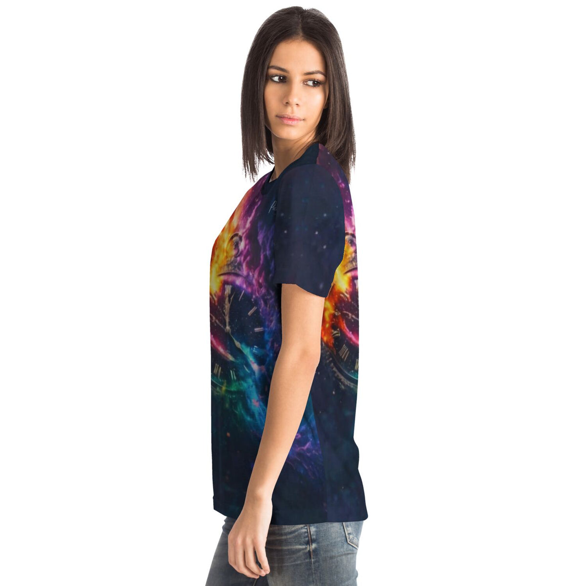 Frau trägt Dreamer T-Shirt mit buntem Weltraum- und Uhrenmotiv im Stil von Diamond Painting Kunstwerken