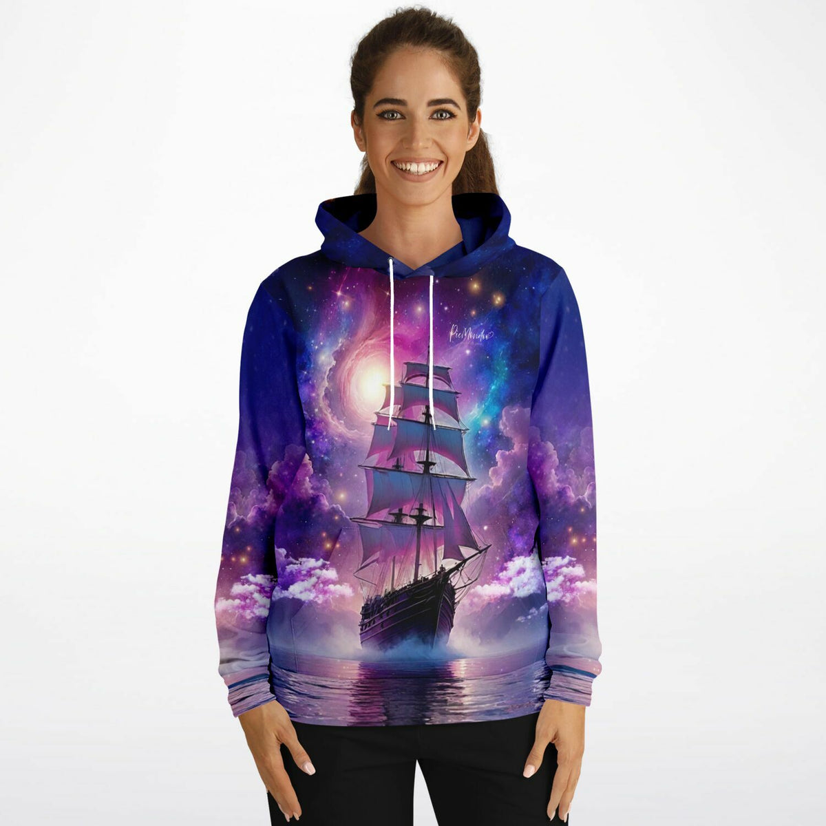 Frau trägt Hoodie mit Starlight Ocean Motiv; das Design ähnelt beliebten Diamond Painting und Malen nach Zahlen Motiven.