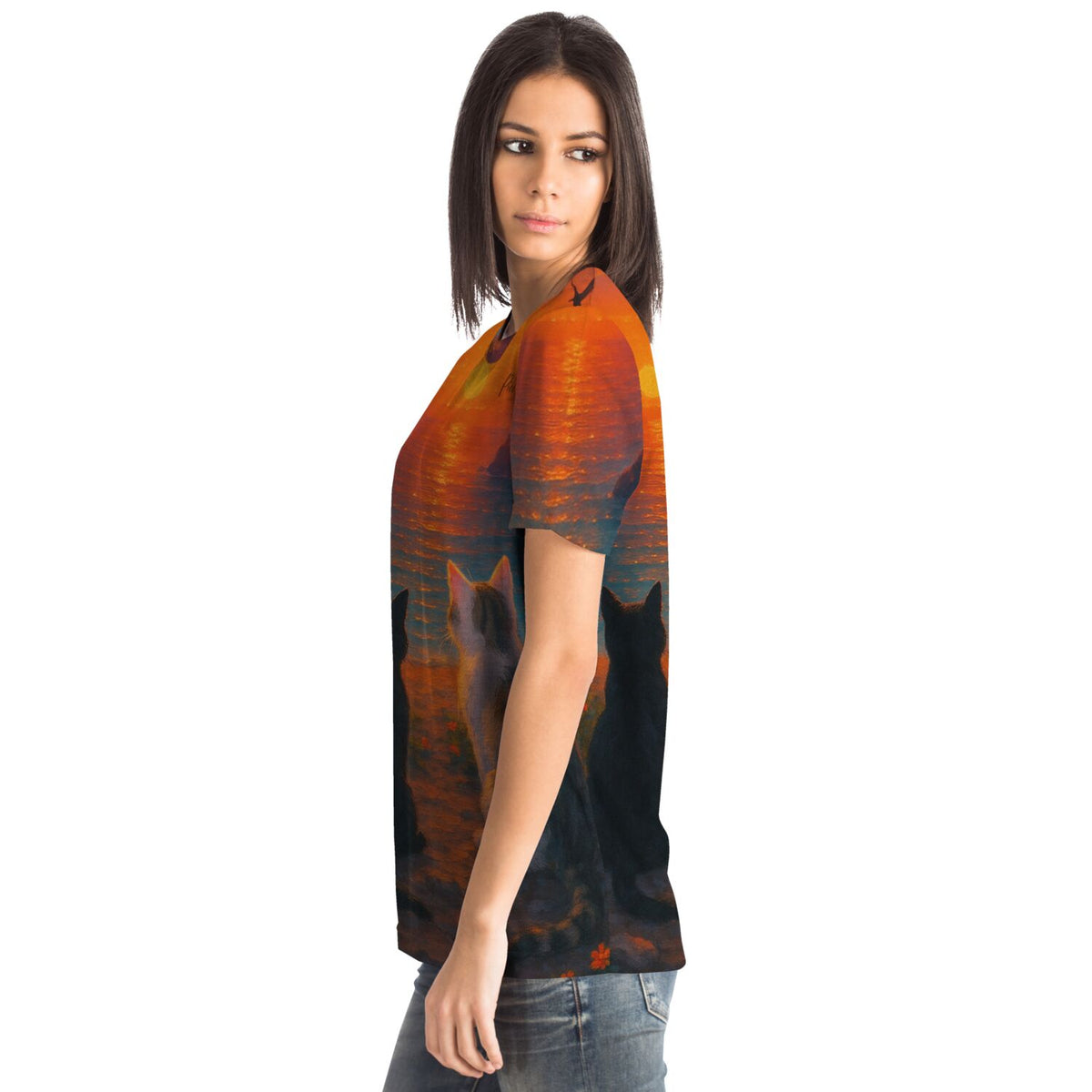 Frau trägt T-Shirt mit Katzen im Sonnenuntergang Motiv, inspiriert von unseren Malen nach Zahlen und Diamond Painting Designs