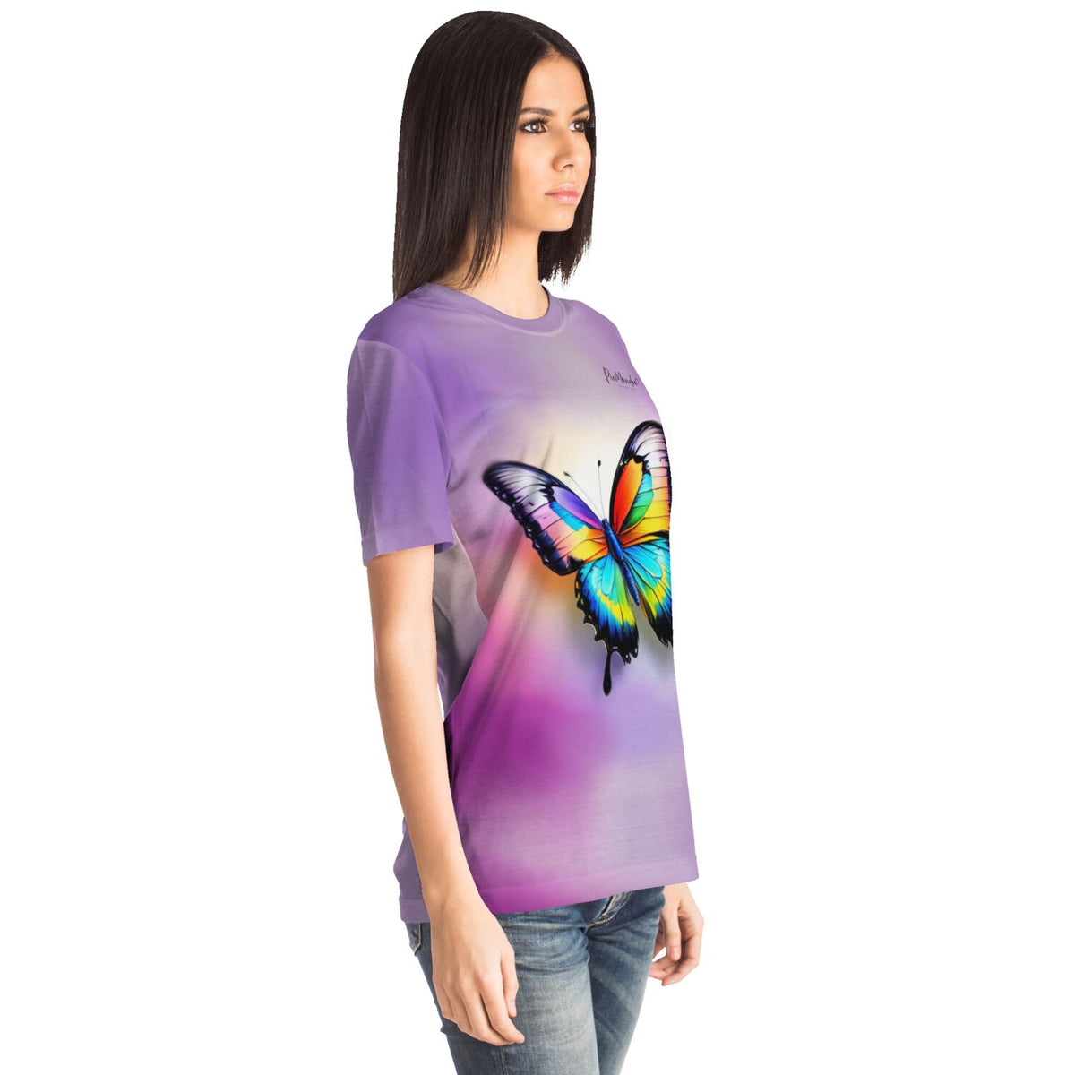 Frau trägt lilafarbenes T-Shirt mit buntem Schmetterling-Motiv im Stil von Diamond Painting und Malen nach Zahlen Designs