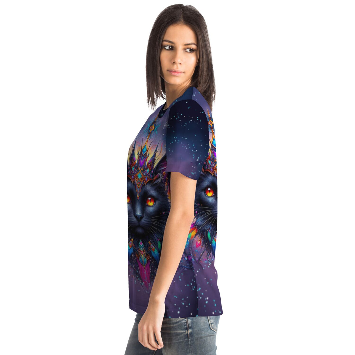 Frau trägt T-Shirt mit mystischem Katzenmotiv im Stil von Diamond Painting Kunstwerken