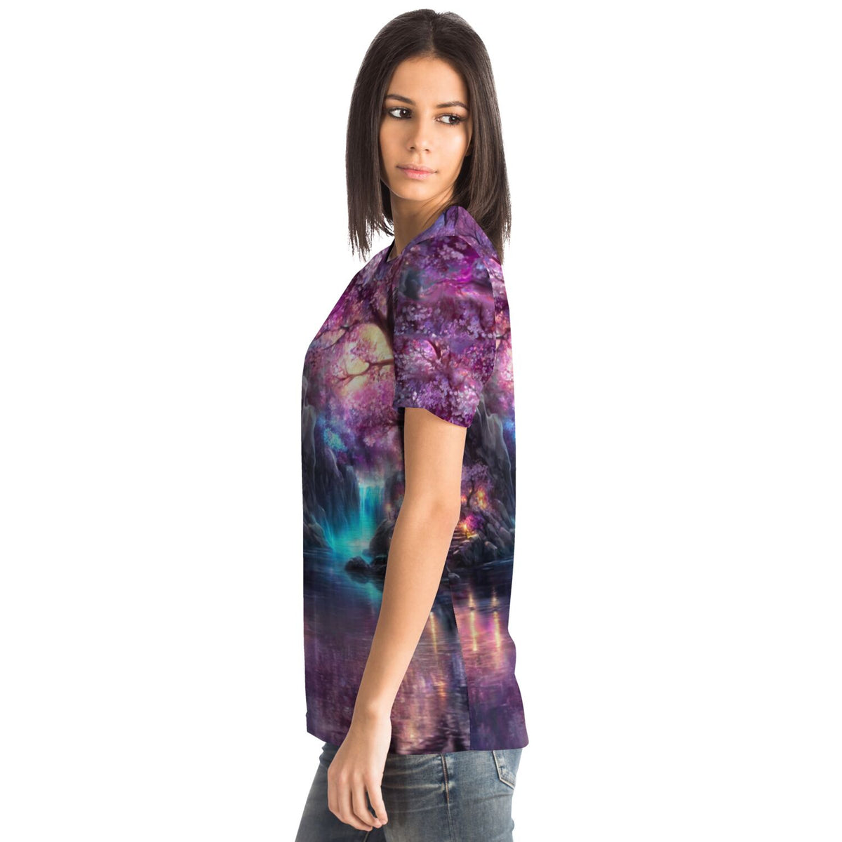 Frau trägt Dreamer T-Shirt mit mystischem Sakura Kirschblüten-Landschafts-Druck im Stil von Diamond Painting Kunst