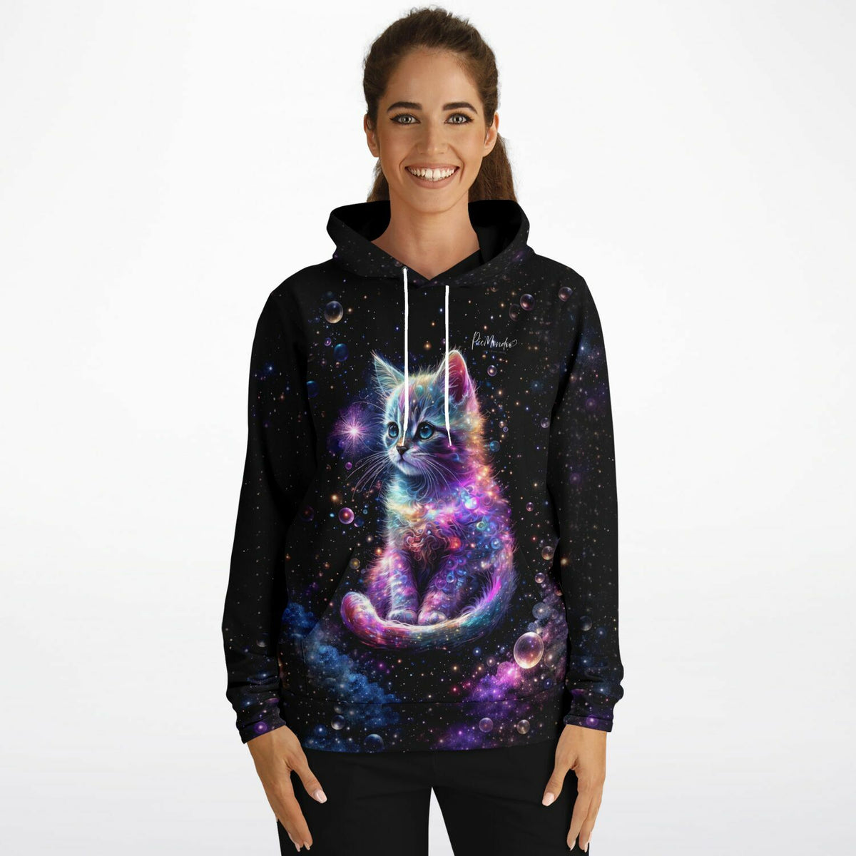 Frau trägt Hoodie mit buntem Kätzchen im Weltraumdesign, inspiriert von Diamond Painting und Malen nach Zahlen Motiven.