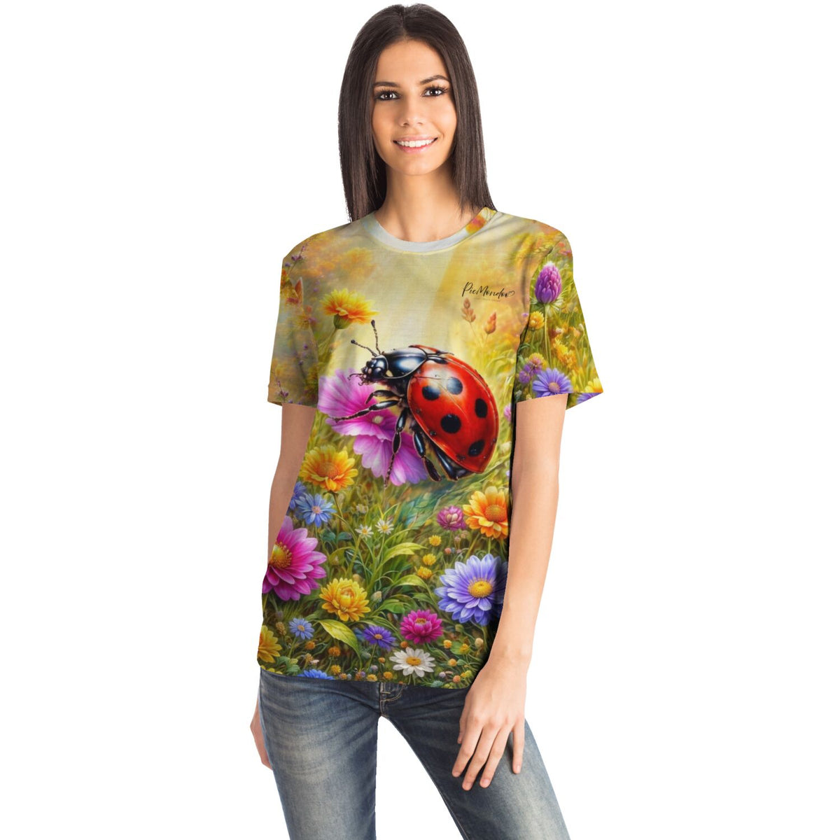 Frau trägt Dreamer T-Shirt mit buntem Marienkäfer und Blumenwiese Motiv als Inspiration für Diamond Painting Fans