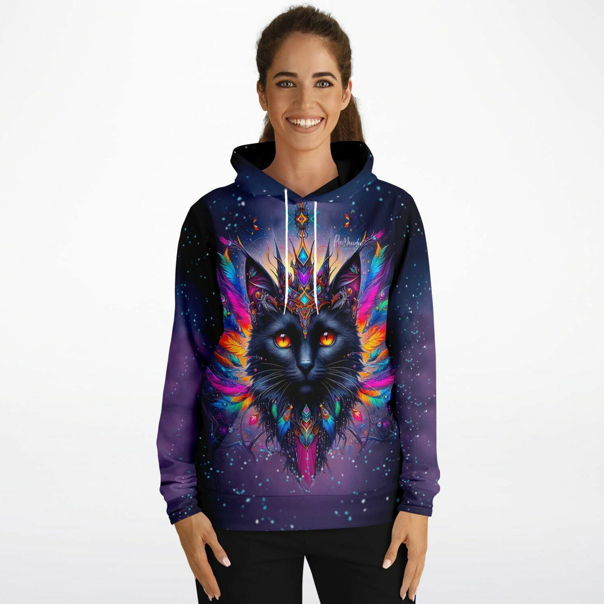 Frau trägt mystischen Hoodie mit buntem Katzen-Motiv in Diamond Painting Optik auf dunkelviolettem Weltraum-Hintergrund