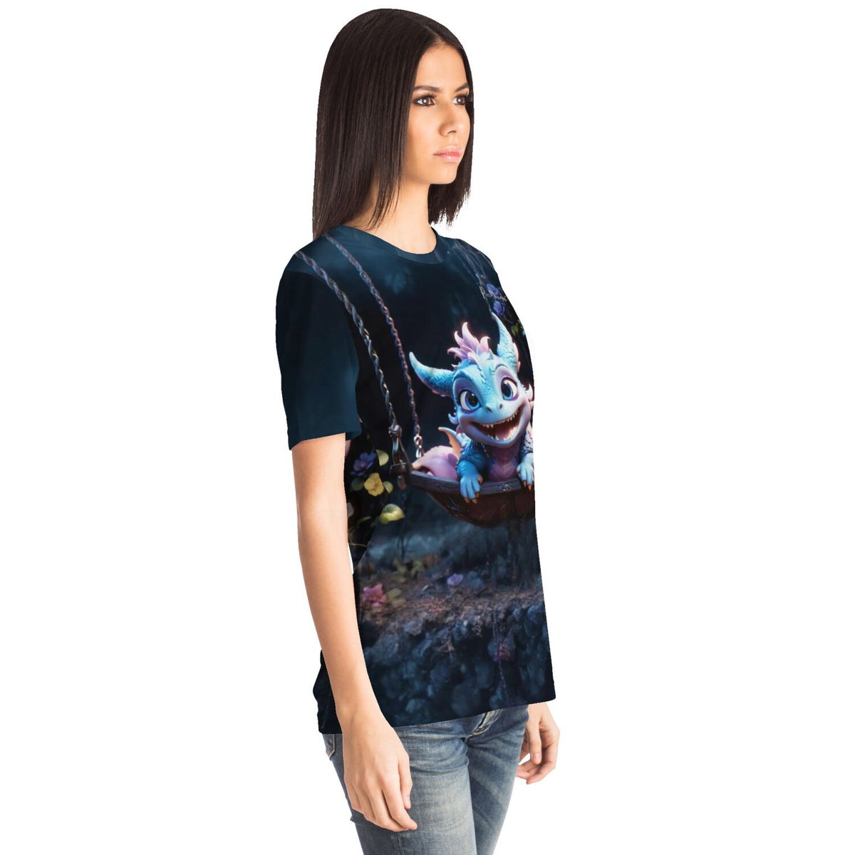 Frau trägt blaues Dreamer T-Shirt mit süßem Drachen-Motiv, inspiriert von Diamond Painting und Malen nach Zahlen Designs.