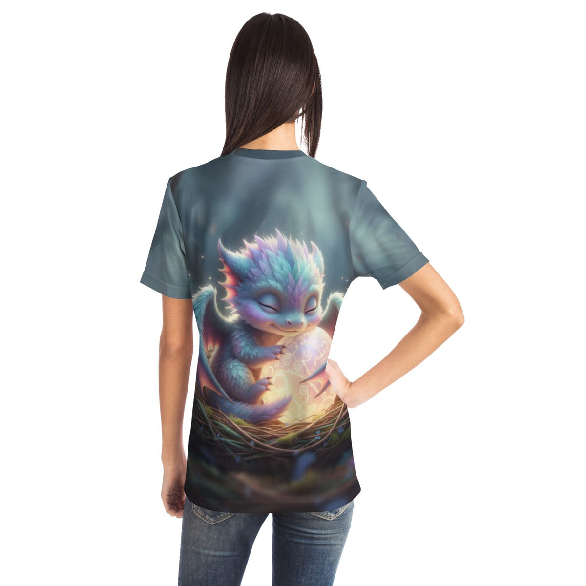 Frau trägt Dreamer T-Shirt mit leuchtendem Drache Faye Motiv im Kunststil von Diamond Painting und Malen nach Zahlen