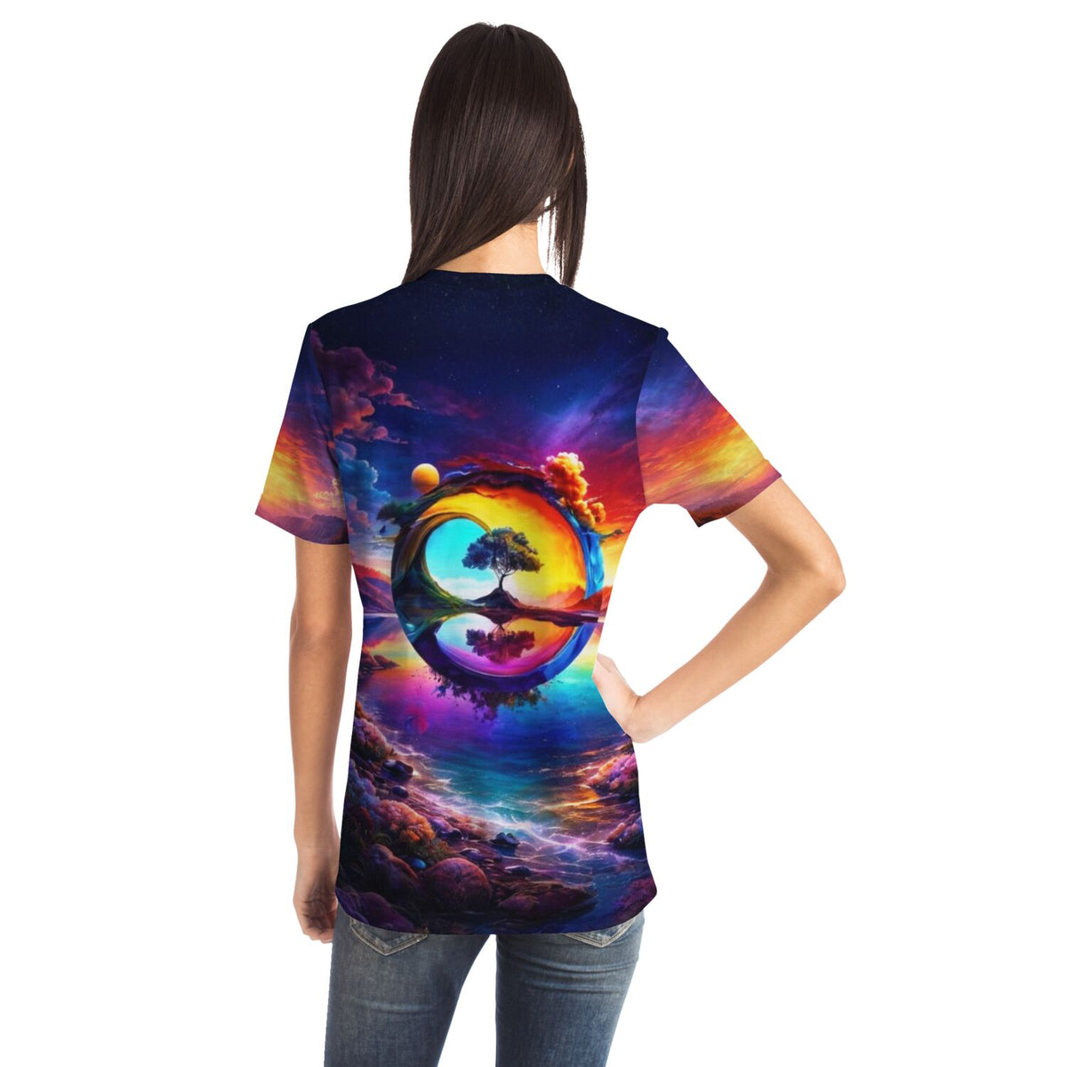 Frau trägt Dreamer T-Shirt mit buntem The Land of Fantasy Motiv im Stil von Diamond Painting und Malen nach Zahlen Kunst